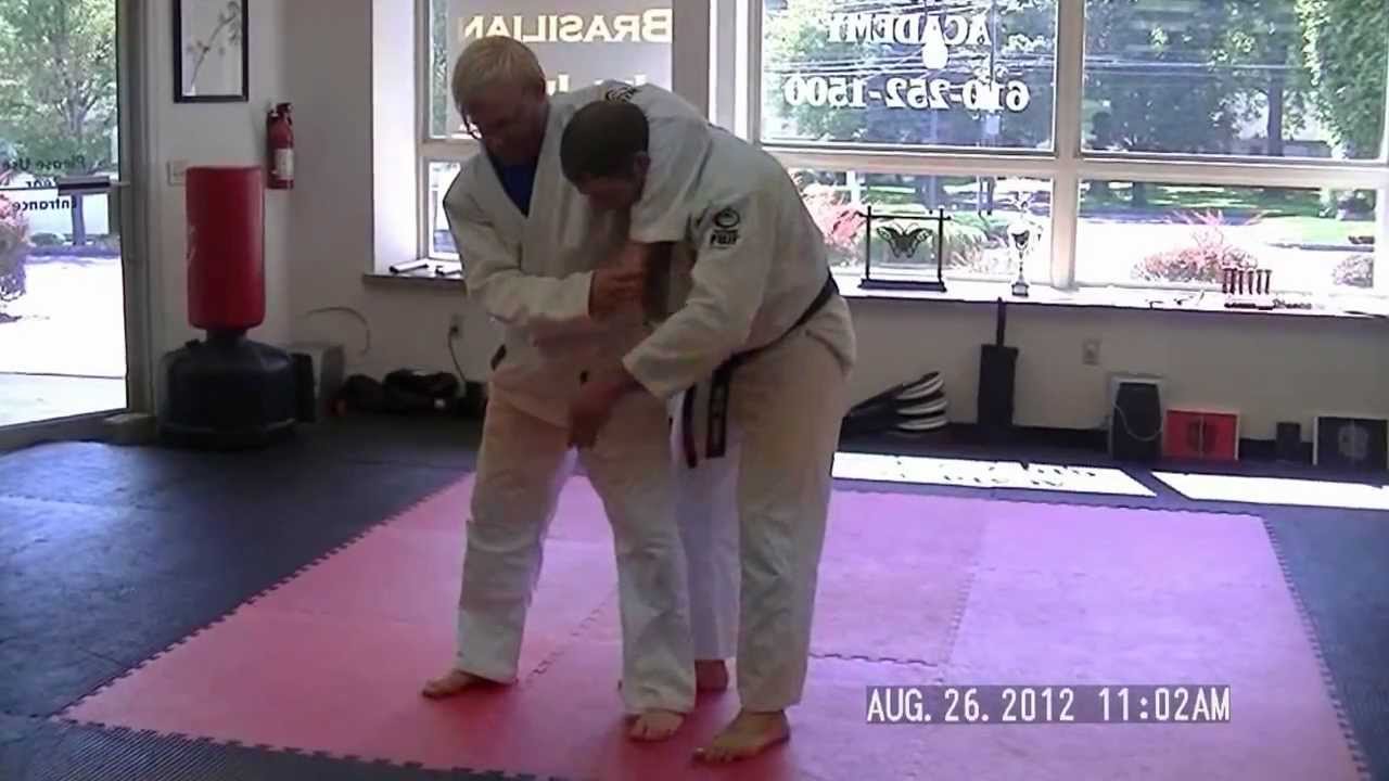 HELIO'S LESSON 11.1a (26Aug'12)_Headlock Defense (Attacker Bent Over), Part I