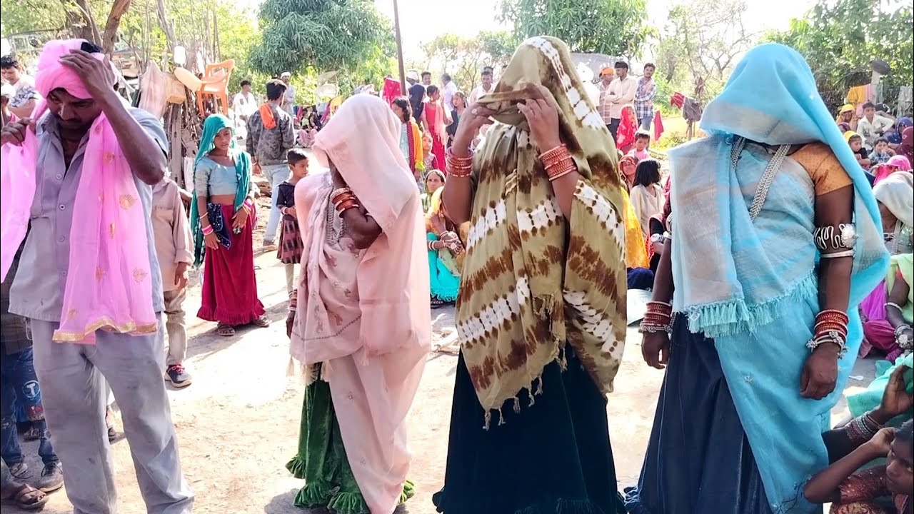 तीन औरतों के साथ ममेरा ओढ़ाते हुए ,🔥 आदिवासी विवाह गीत भील