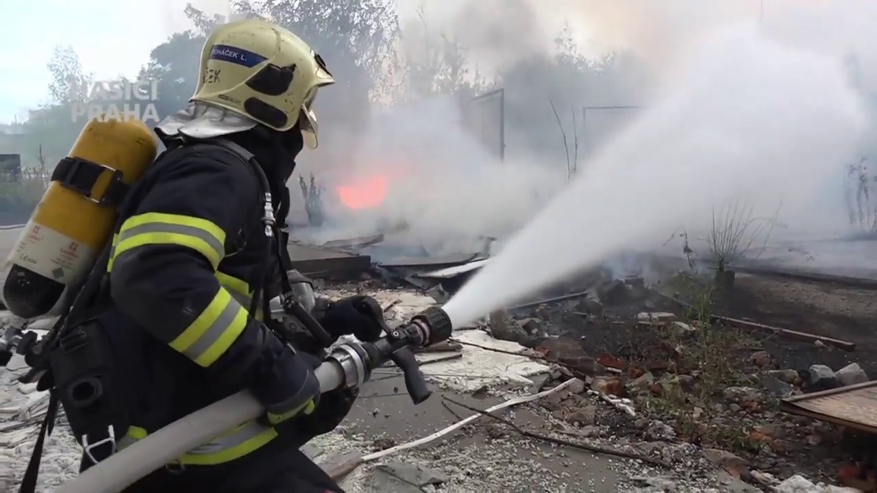 POŽÁR V RUINÁCH V PRAŽSKÝCH KUNRATICÍCH - KOMPLETNÍ VIDEO