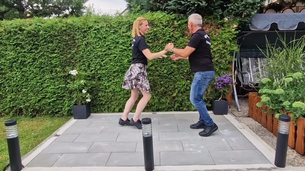 Was machen Taxi-Dancer Privat?          Tanzen und Spaß haben auch wenns zuhause im Garten ist.