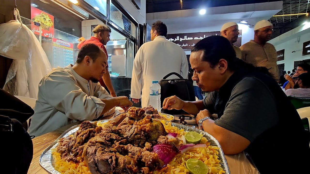 Kuliner malam nasi mandhi kambing terenak di kota madinah.