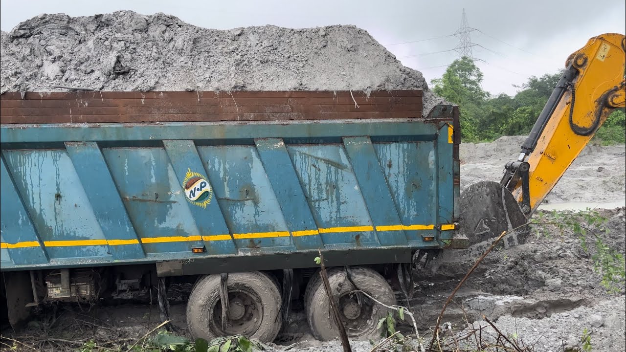 Overload Truck Stuck in Muddy Fly Ash || Full detail Video || Tata 12 tyer bs4 stuck mud
