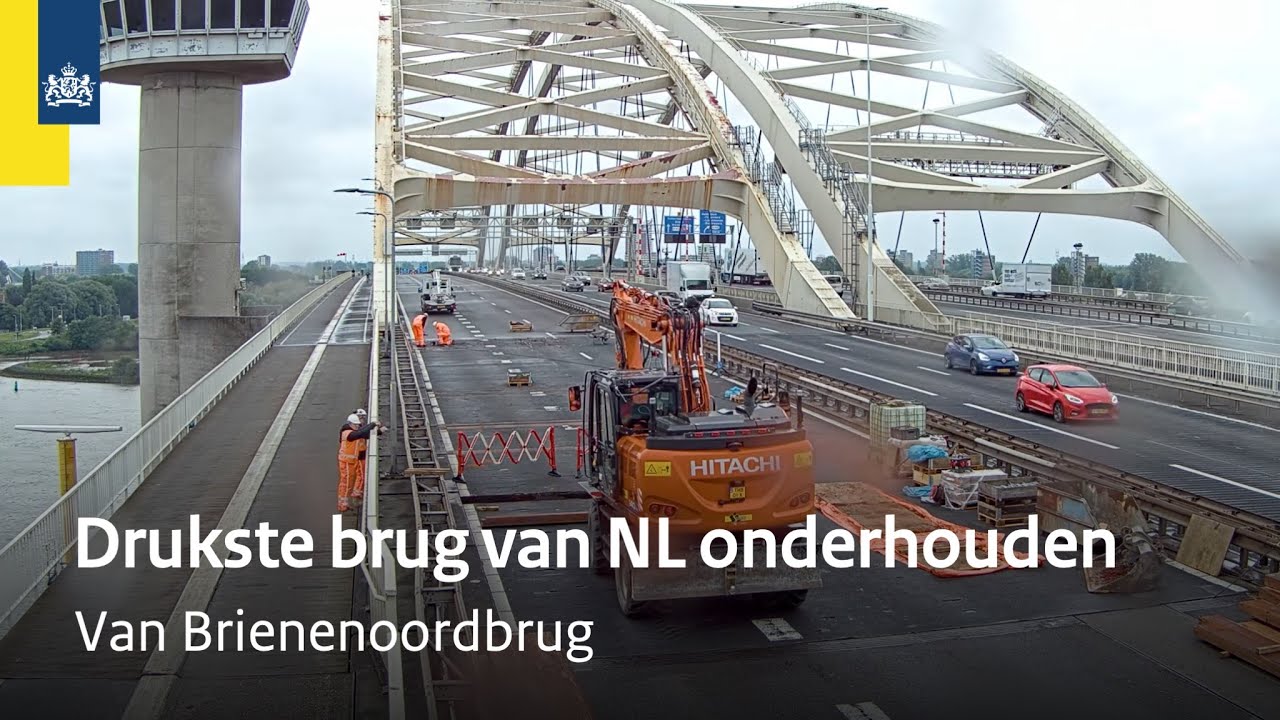 De brugklep van de Van Brienenoordbrug onderhouden