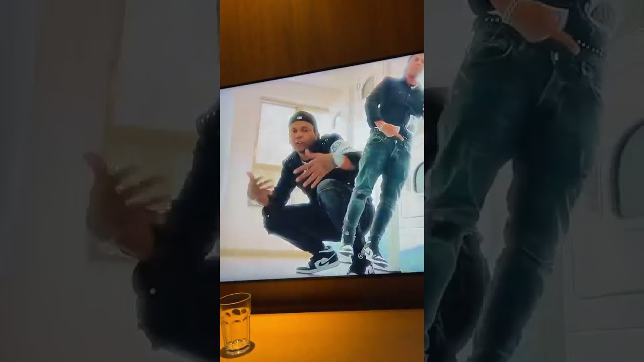 Matu&ecirc; bolando um 🚬 enquanto escuta RAFFA MOREIRA!