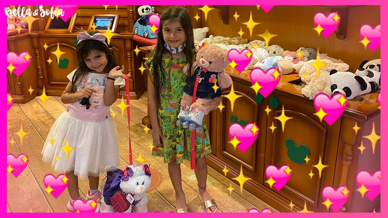 Bella e Sofia no Criamigos escolhendo um bichinho de pelúcia