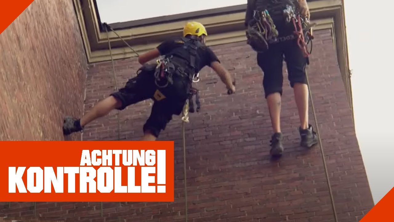Nur am Seil befestigt! Industriekletterer prüfen Fassade! | Achtung Kontrolle | Kabel Eins