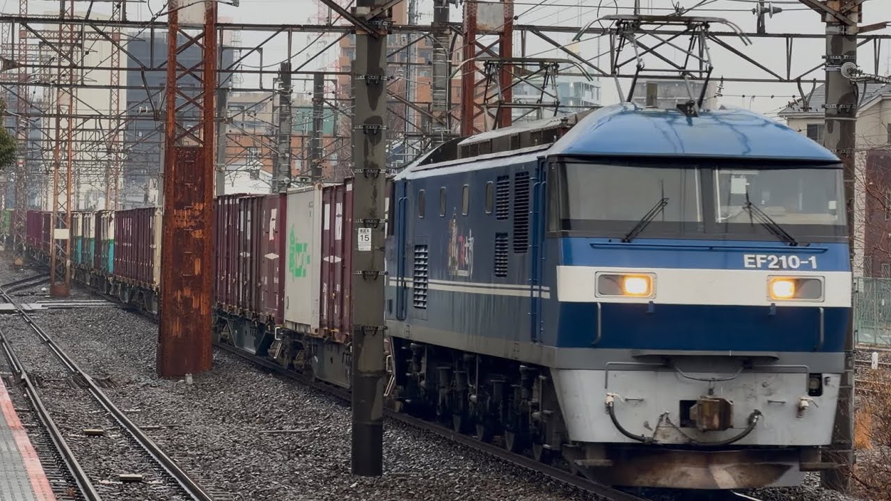 【4K高画質】JR貨物EF210形0番台1号機〔岡〕（トップナンバー・菱形パンタ・新塗装）＋コキ24両が川崎新町駅を通過するシーン（5066レ・岡A420・コンテナ輸送）2026.2.11