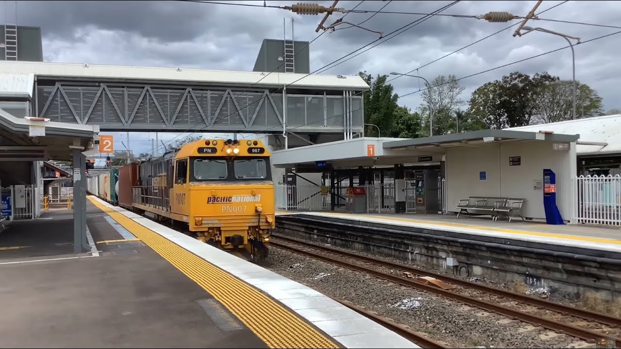 Queensland Trains - Trains at Petrie