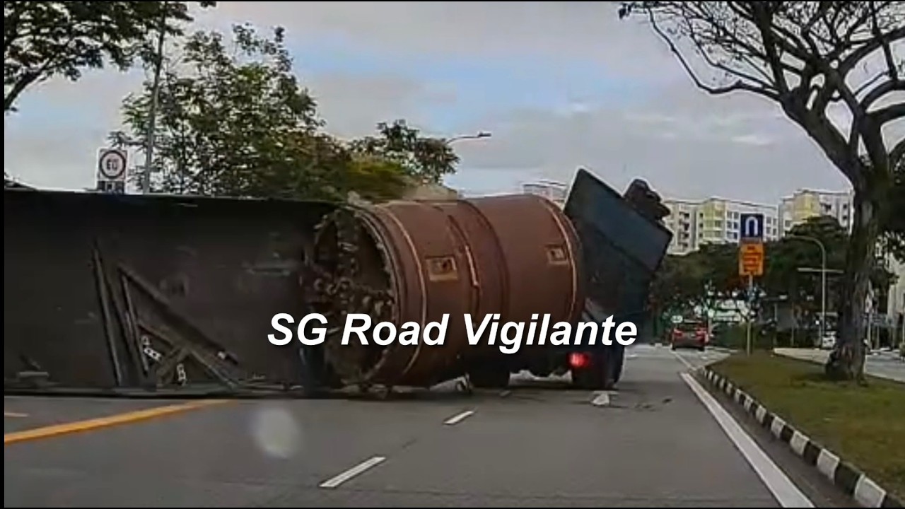 12mar2026 Sengkang East Road trailer fail to secure load
