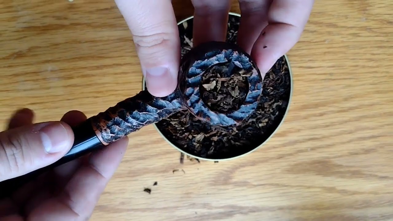 Uma forma de Carregar o Tabaco e Acender o Cachimbo (clipe para iniciantes)