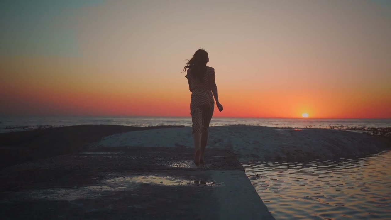 Mujer hermosa 🔥 corriendo en camara lenta al amanecer en la arena [No Copyright Video]
