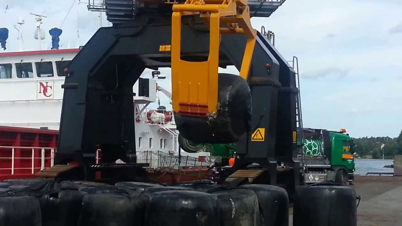 Discharging of bales in Port of S&ouml;dert&auml;lje