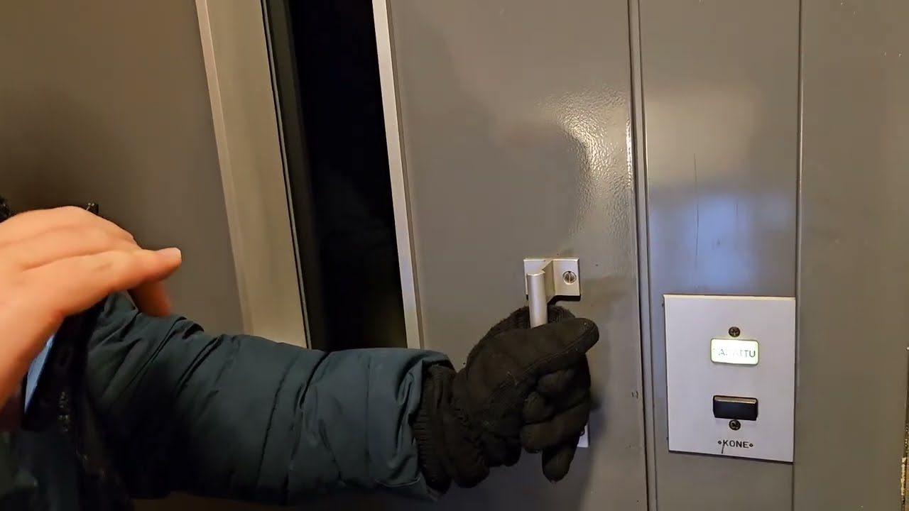 Old Kone traction elevator/lift in Uudenkylänkatu 6A, Uusikylä, Tampere