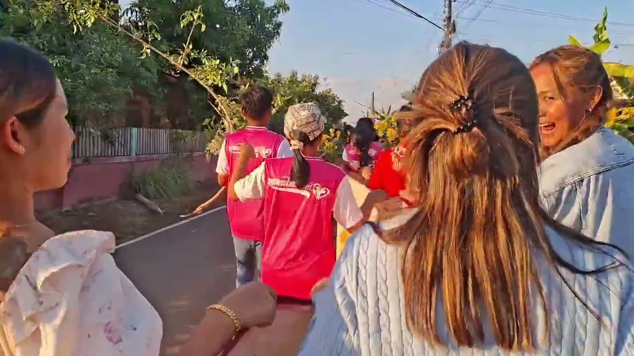 งานบุญประเพณีทางภาคอีสานบุญผะเหวดกำลังแห่ผะเหวดเข้าเมือง