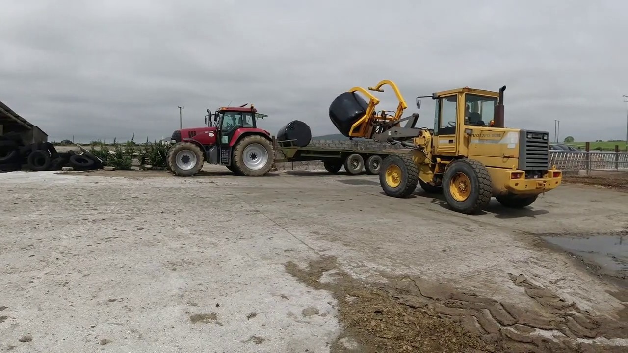 Volvo stacking bales double trunk