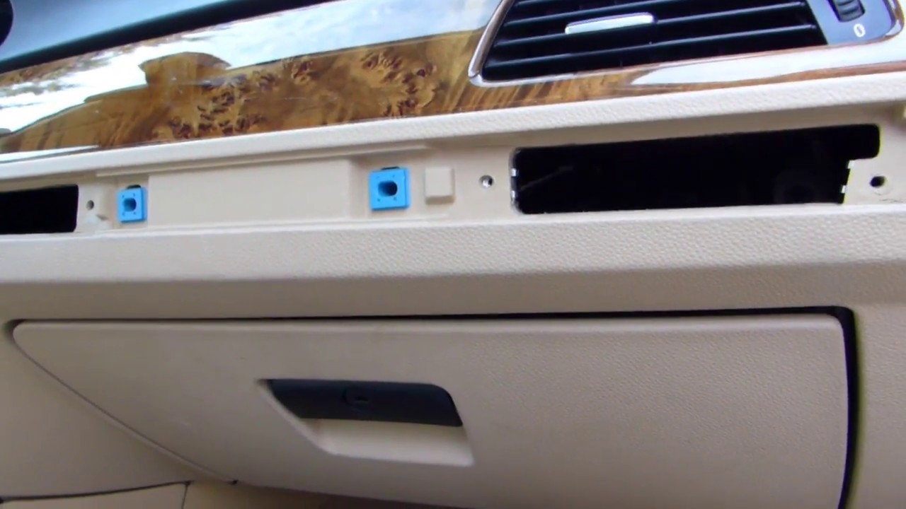 Comment démonter la boite à gants sur BMW E90