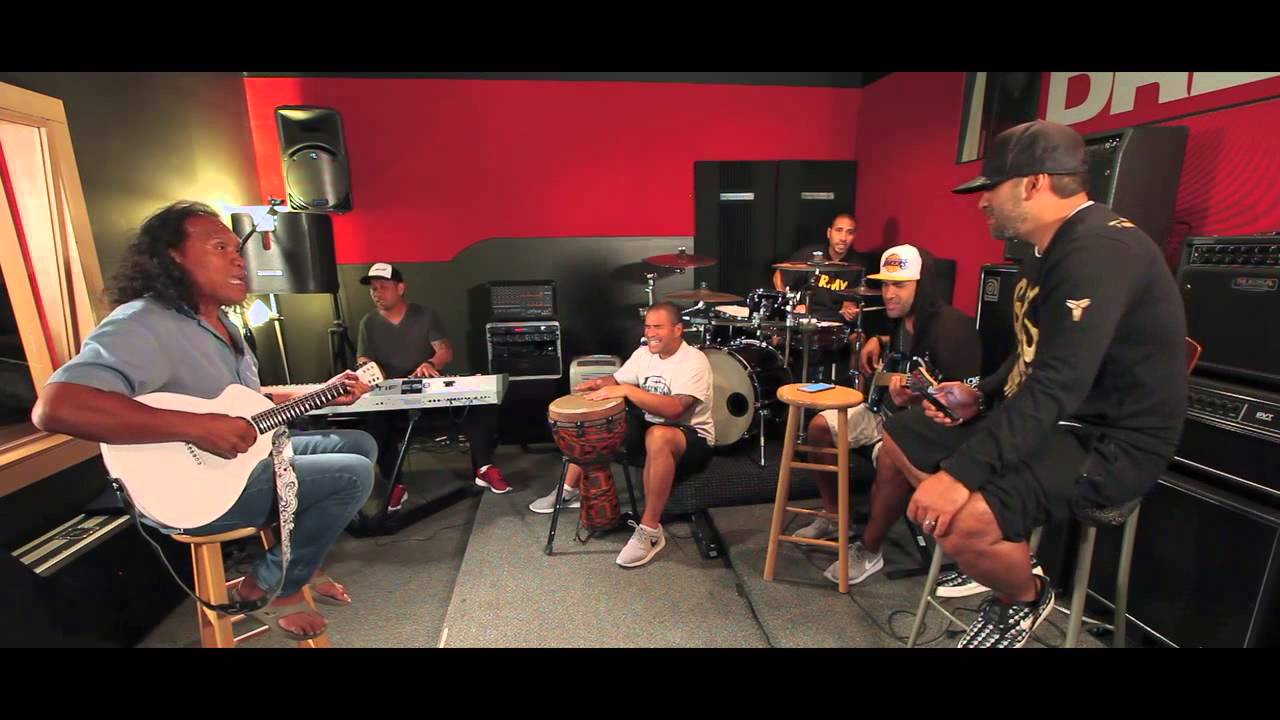 The Katinas & Henry Kapono perform 