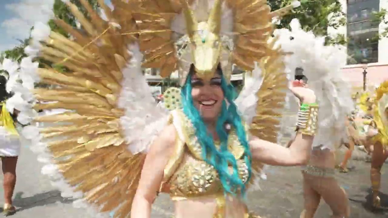 Les Danseuses d'Or & les Batuc'ados sur les Champs-Elysées le défilé du Carnaval Tropical de Paris