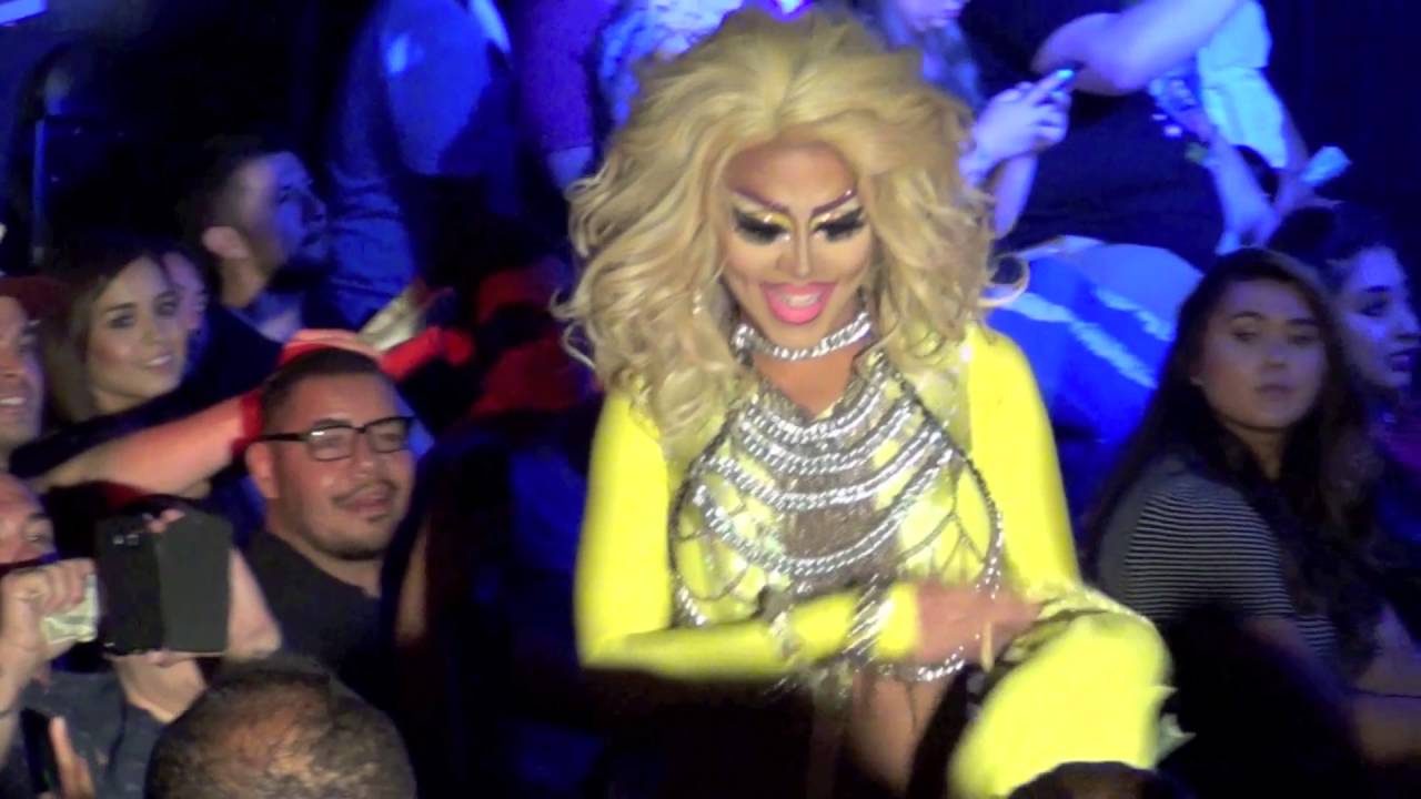 Yara Sofia: Performance @ Showgirls!