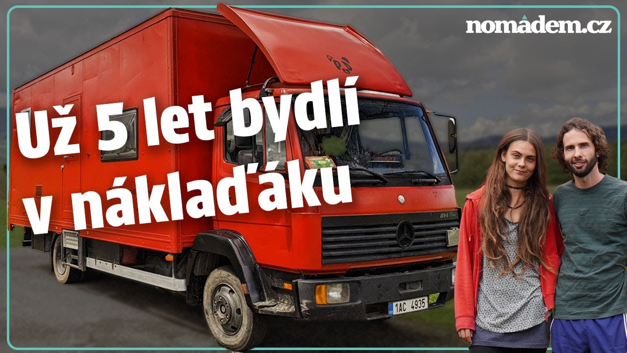 5 let bydlí ve svépomocí postaveném obytném náklaďáku | @TruckPunx