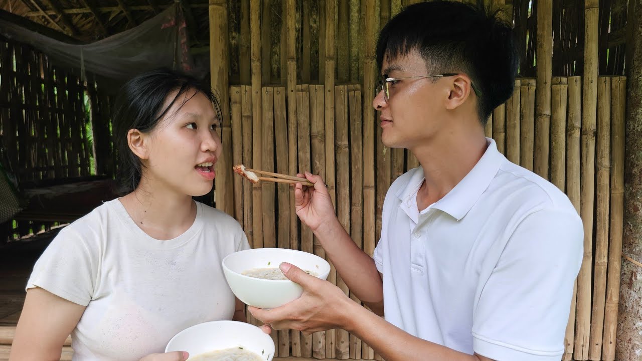 Engineer Tuan is always silently by Truc's side, lovingly taking care of her and the baby.