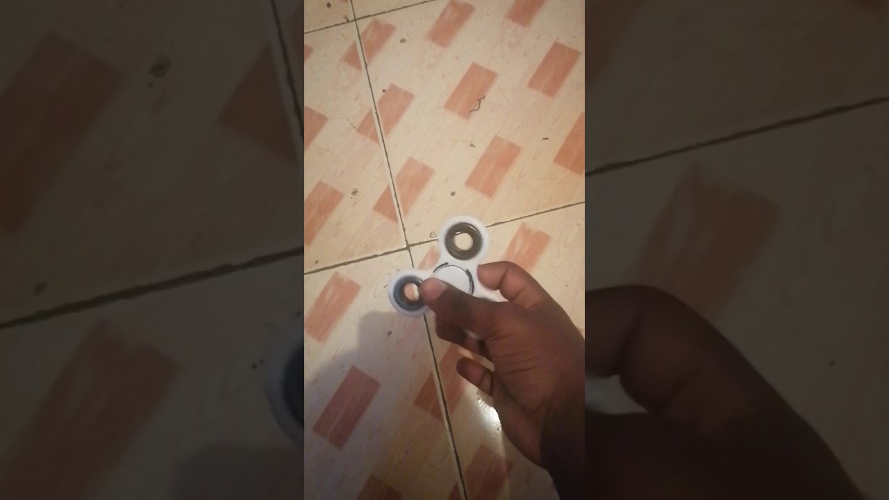 How to use fidget spinner with one hand