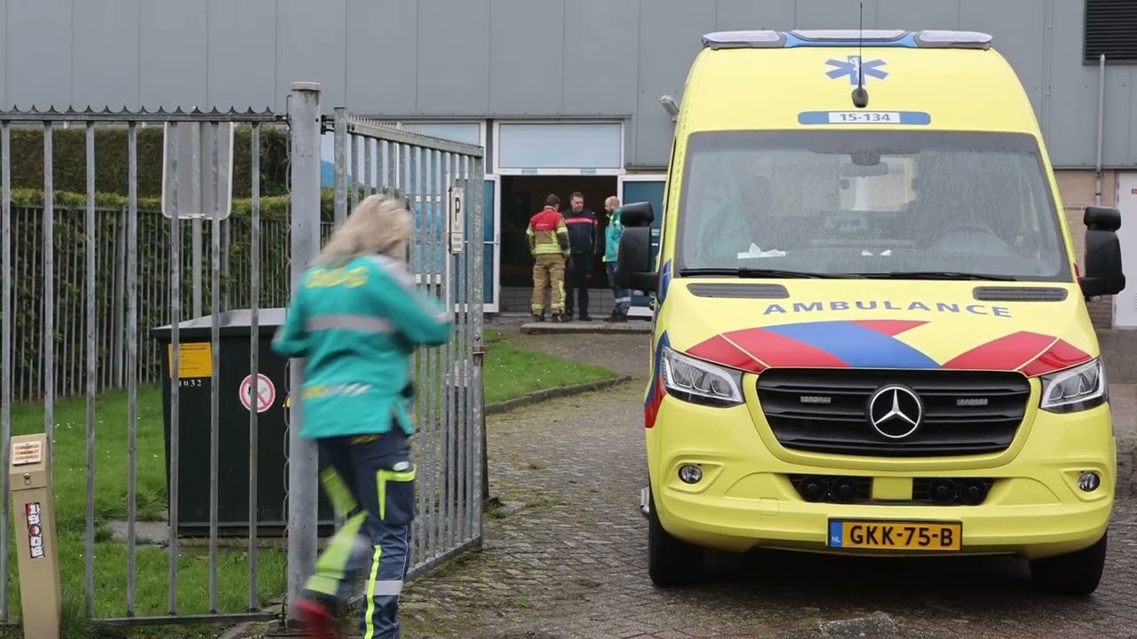 Persoon te water in zwembad