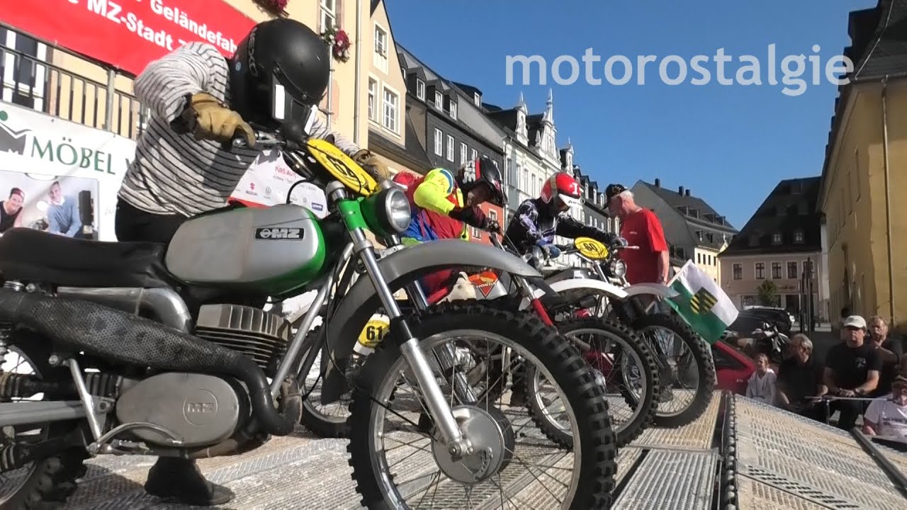 Start auf dem Markt von Zschopau zur 23. ADAC-Classic-Geländefahrt