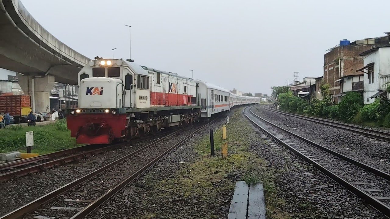 NONTON KERETA API BEKAS PERLINTASAN CIROYOM 