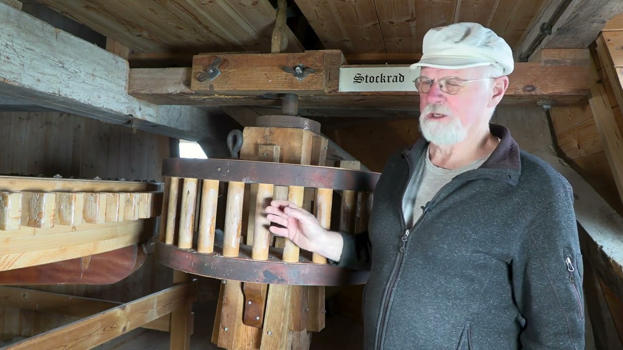 Die Mühle Auguste wird in Betrieb gesetzt und dreht sich.