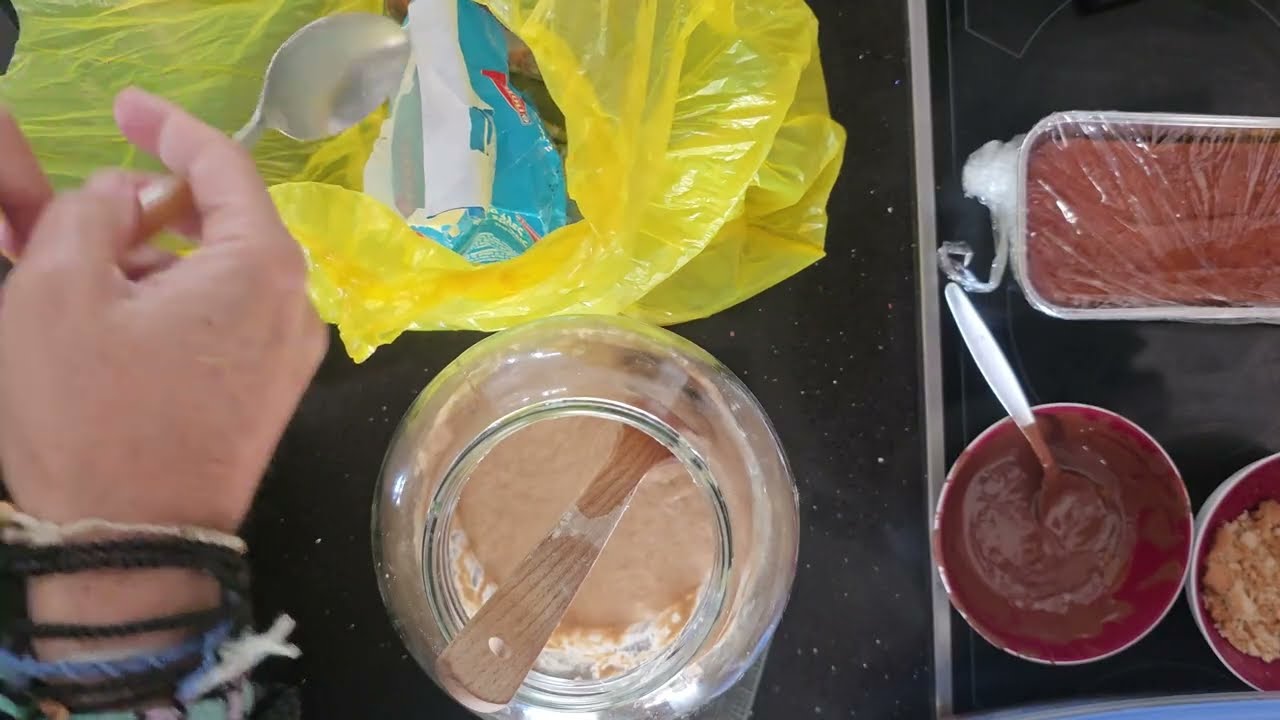 4 μέρα το προζύμι νερό αλεύρι και αέρας  και τάισμα όταν το βλέπουμε να αλλάζει 