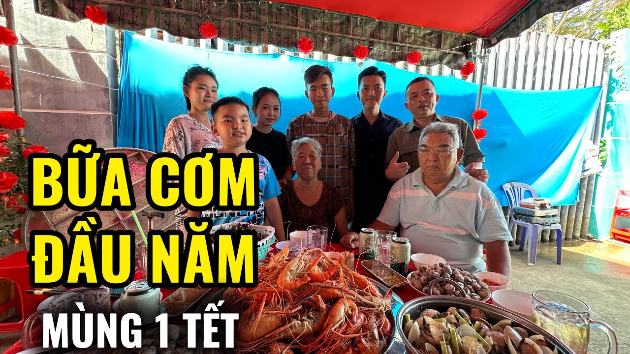 Bữa Cơm Đầu Năm Mùng 1 Tết Ấm Áp | Người Việt Xa Quê Về Sum Họp Gia Đình 