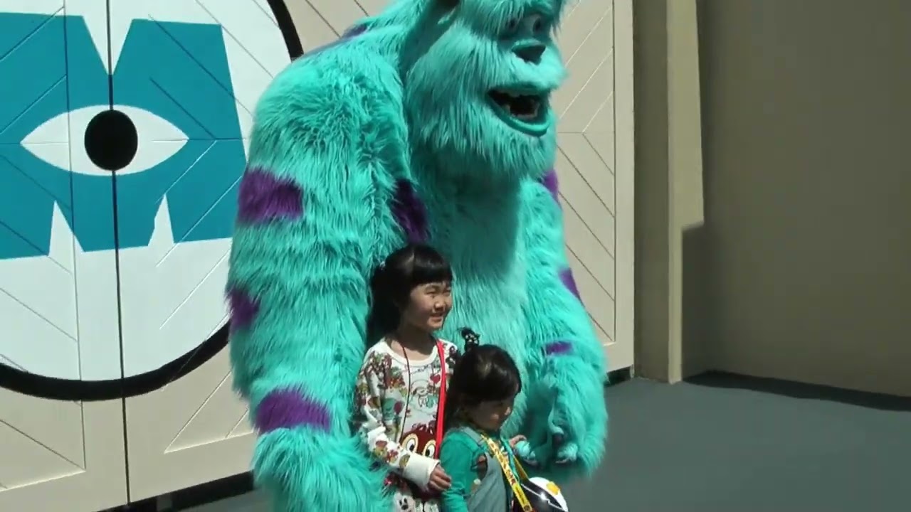 2010年(平成22年)1日目③東京ディズニーランドのモンスターズ・インク”ライド&ゴーシーク”が改装中だったけどサリーが出てきてサービスしてくれた