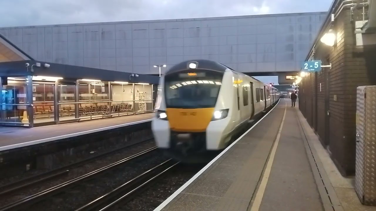 700142 arrives at Gatwick Airport - Sunday 14th December 2025