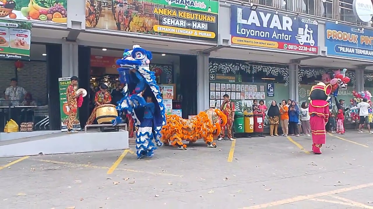 Latihan sebelum barongsai kehujanan