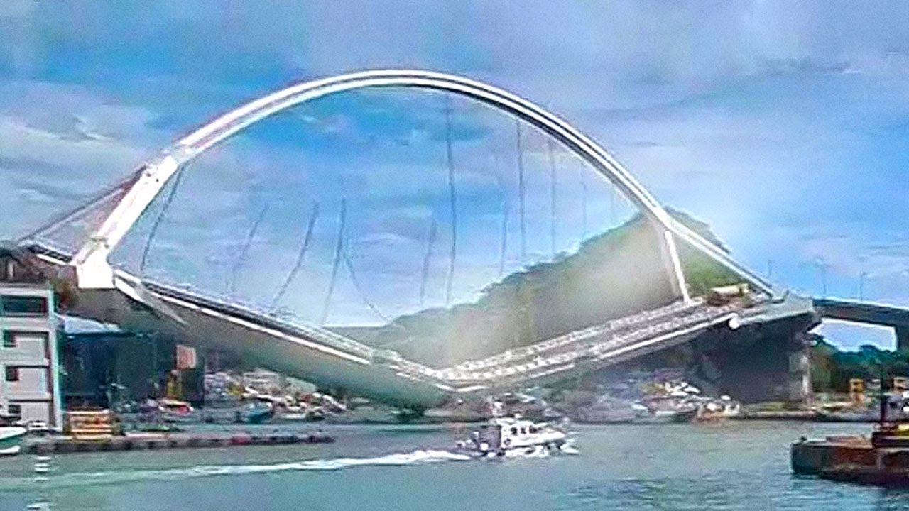 Катастрофическое обрушение моста засняли на камеру