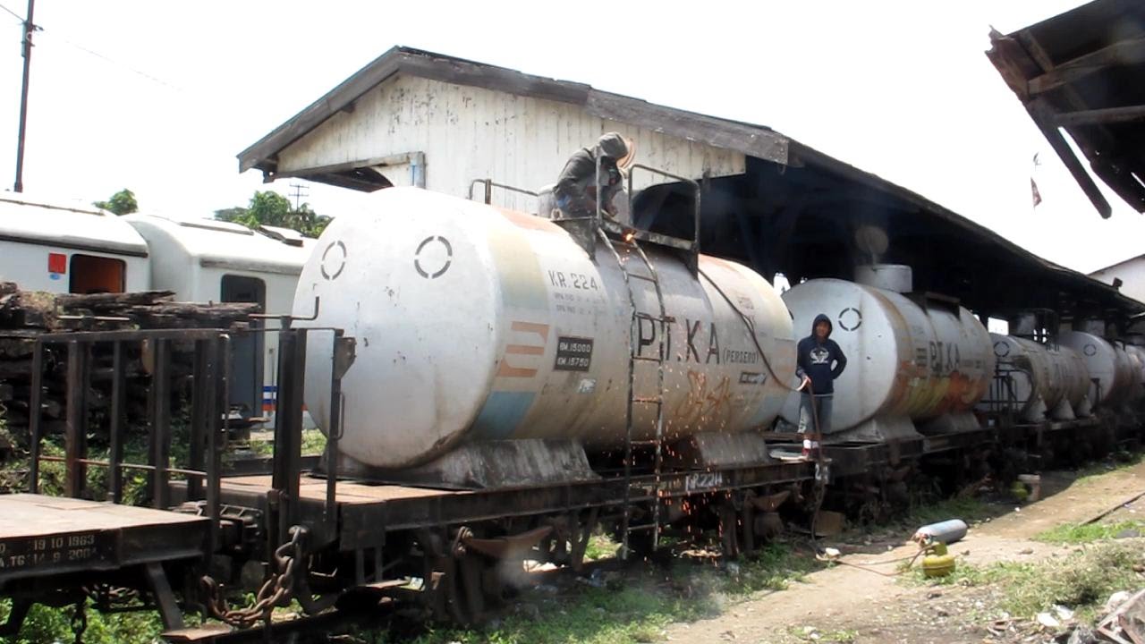 Proses Perucatan Gerbong BBM (Ketel) di Stasiun Lempuyangan