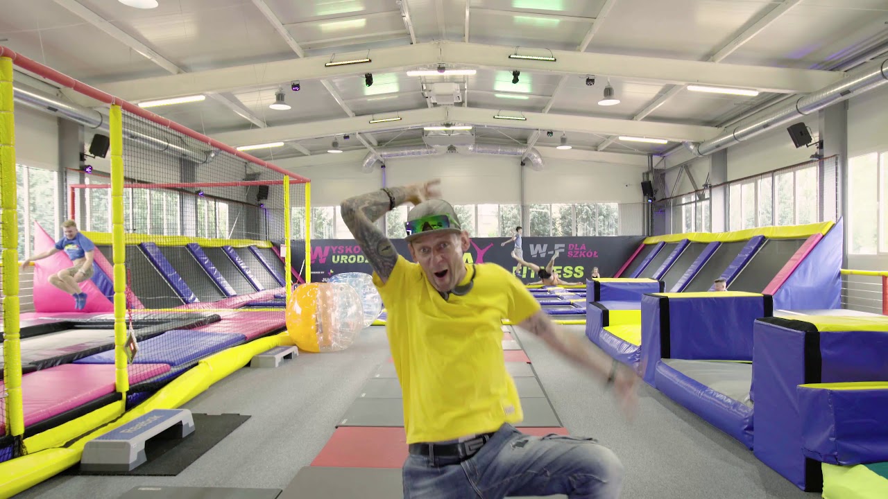 Michał W&oacute;jcik szaleje w parku trampolin PlayPark Koszalin