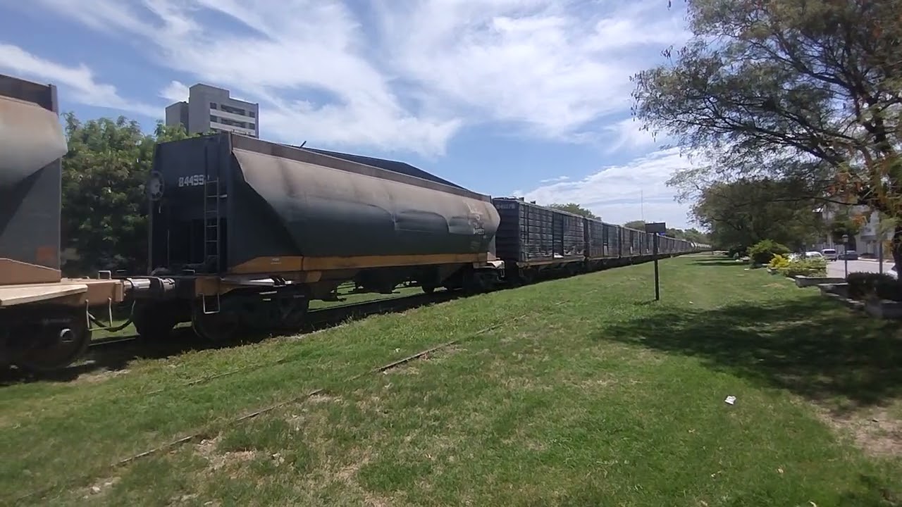 Tren Cargado de NCA ingresando a Villa María rumbo hacia Rosario 