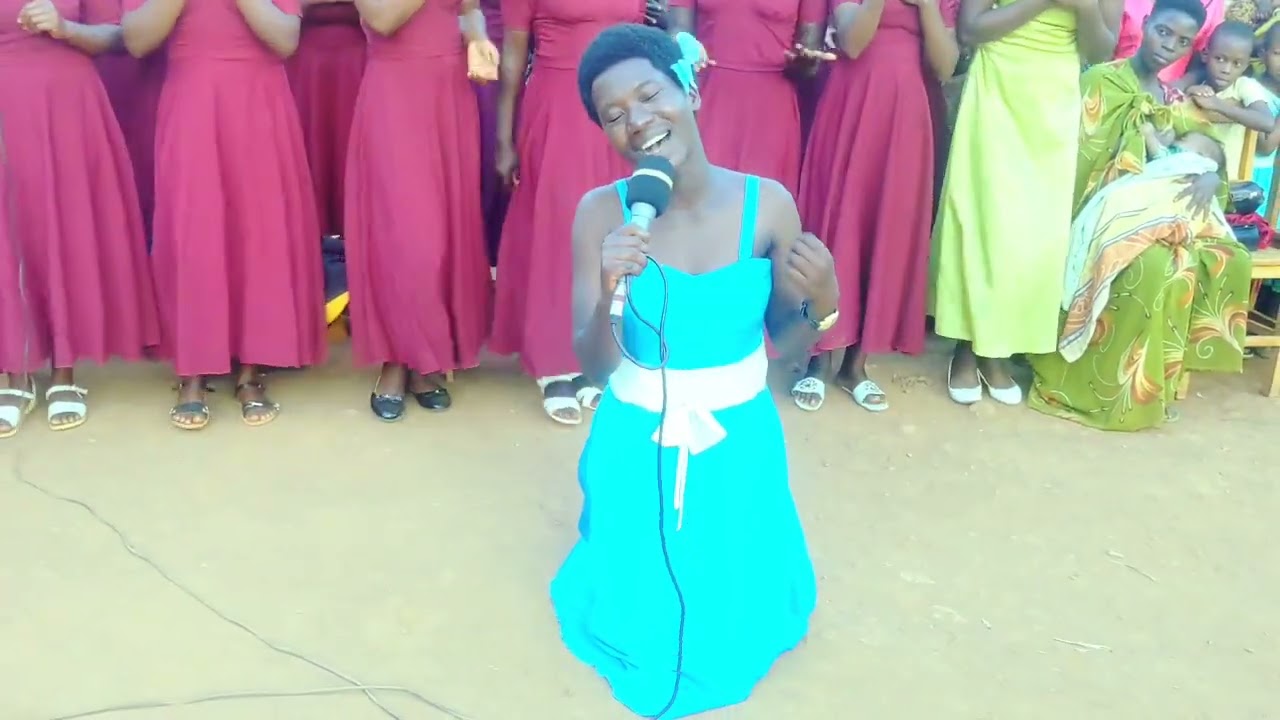 BLESSED CHOIR MU BUKWE BWO MU CYARO byari byiza cyane . MBEGAA abageni