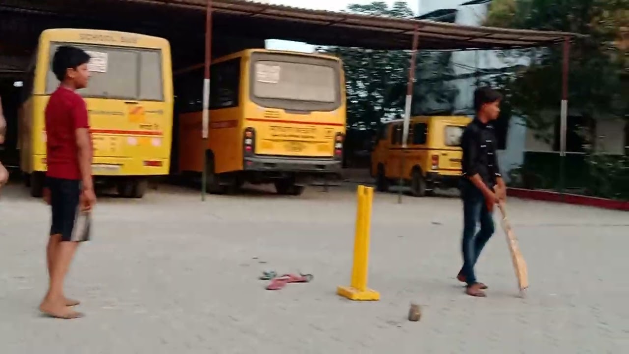Match khelte hue bacche