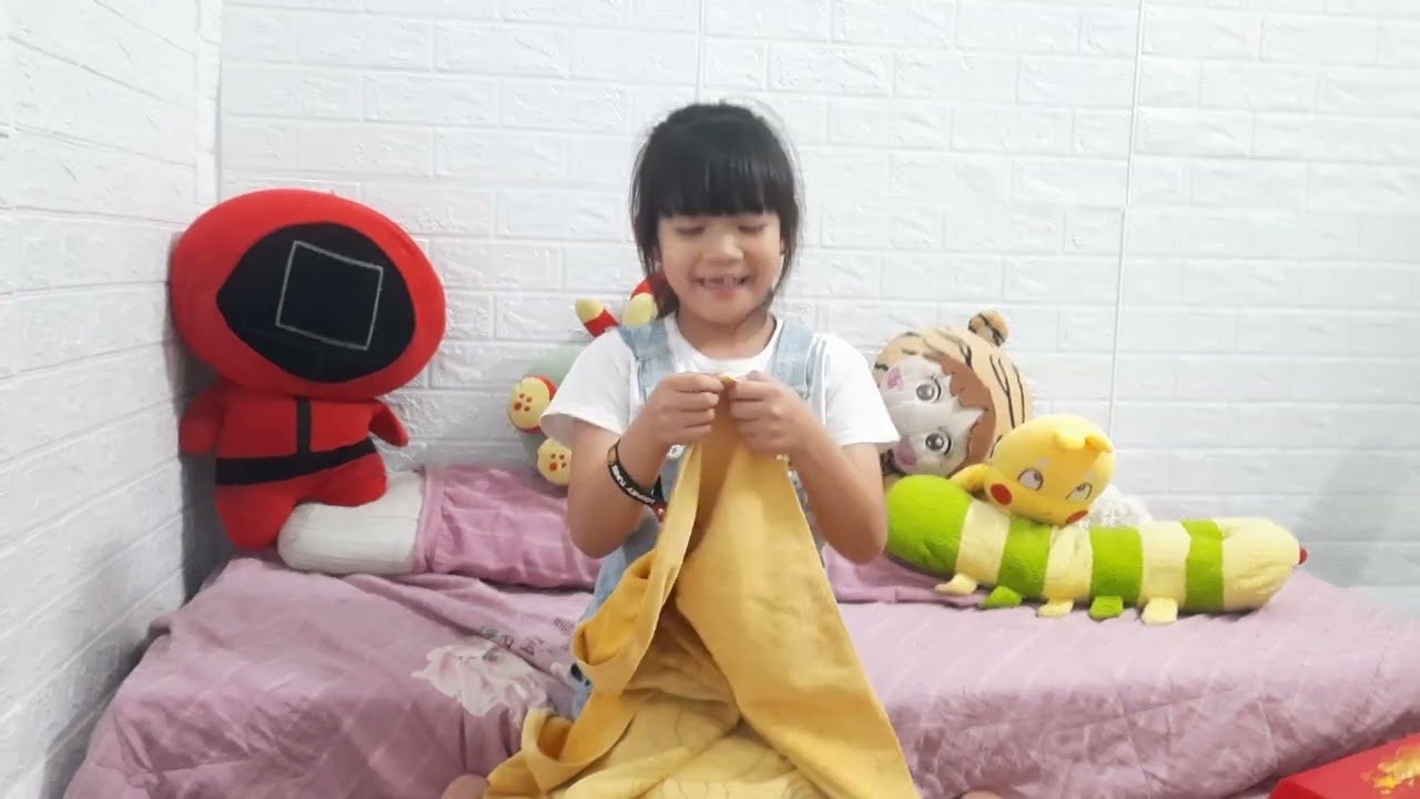 Anh hai ngủ sớm. tường vy không ngủ lấy gấu bông ra chơi cùng mẹ