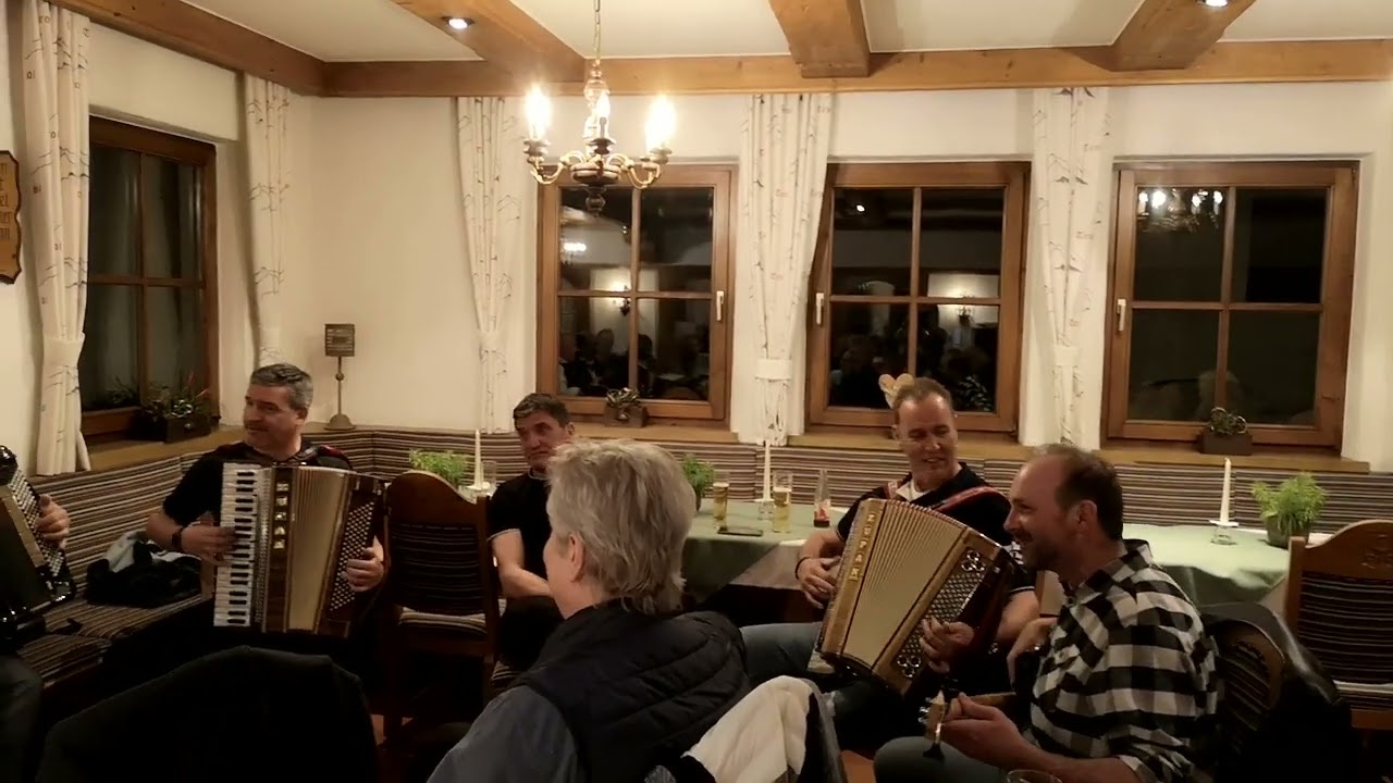 Wenn mehrere Musiker aus verschiedenen Formationen noch spät zusammensitzen