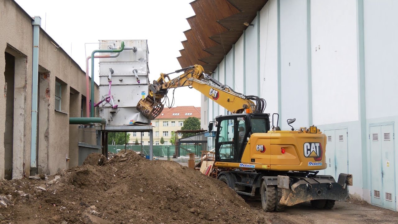 V Uherském Hradišti začala demolice zimního stadionu