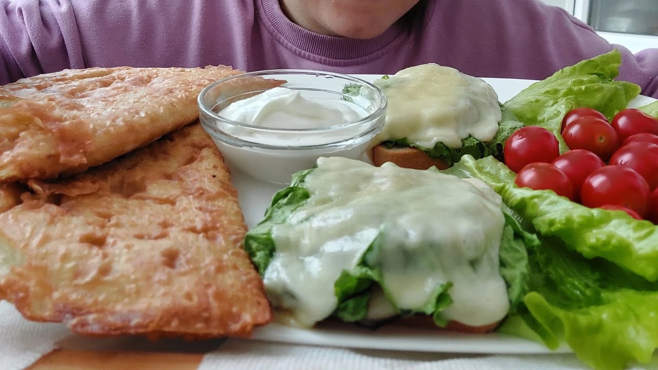 Мукбанг чебуреки, горячие бутерброды, хрустящий салат и сочные помидорки #мукбанг #фудблогер