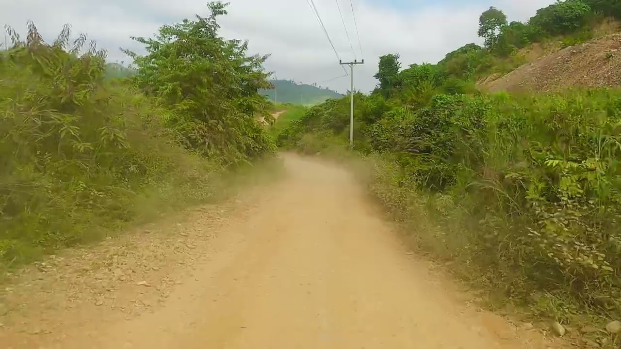 เริ่มเดินทางจากบ้านก้อนตื่นมุ่งหน้าสู่เมืองปากทา, แขวงบ่อแก้ว , ประเทศลาว