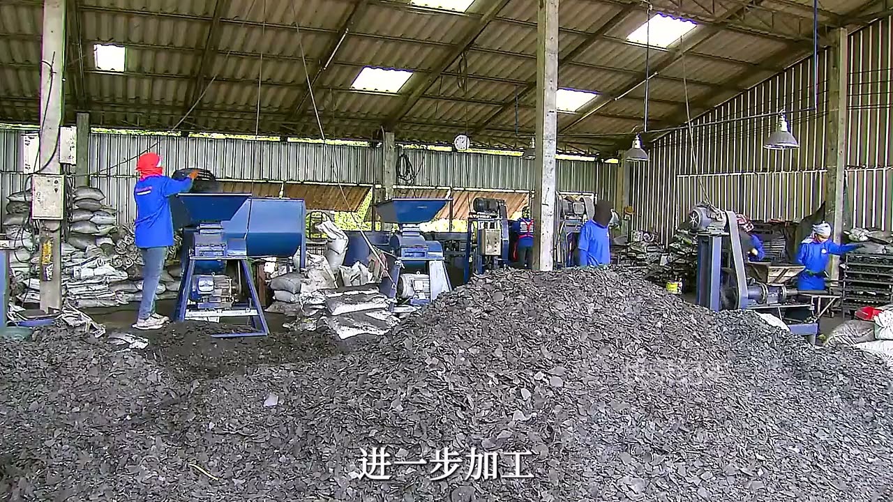 「科普」木炭是怎样制作的？先将椰子壳烧黑，再加入淡粉混合