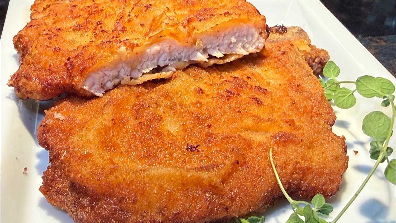 Schabowy z kością – klasyka polskiej kuchni w najlepszym wydaniu. Classic Polish Pork Chop.