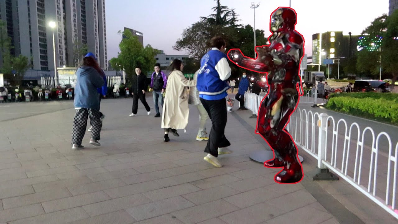 【185】說我醜可以忍 說我矮我忍不了.Funny Zombie Iron Man Prank in China.