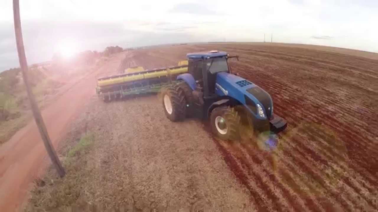 Trator Plantando soja
